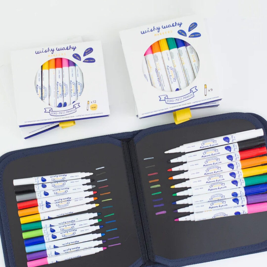 Twee Jaq Jaq Bird verpakkingen met uitwisbare mini viltstiften en een open etui met diverse kleuren stiften.