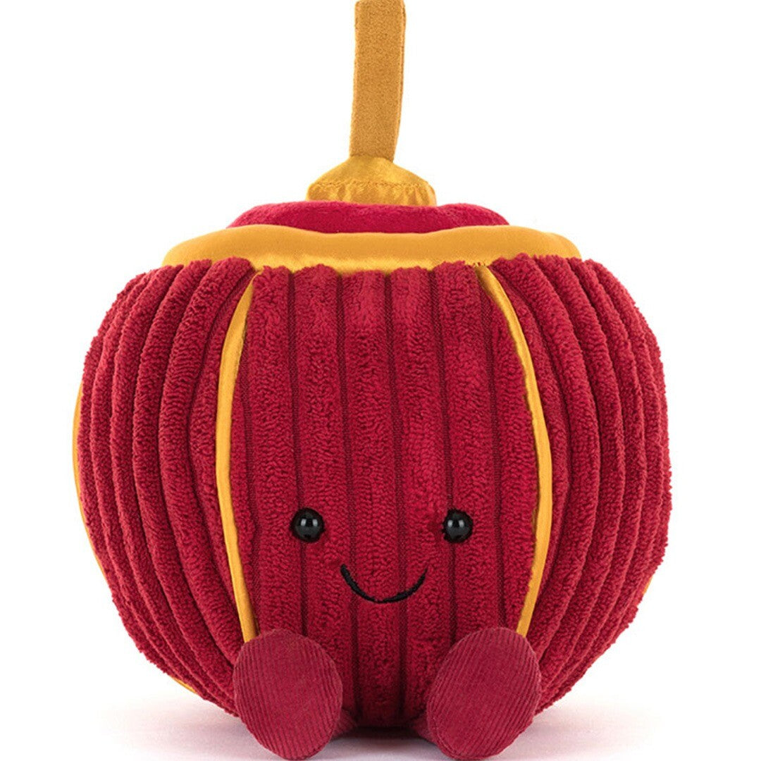 Jellycat amuseables knuffellantaarn Rayray, een rood pluchen lantaarn met geel detail en een vrolijk gezichtje.