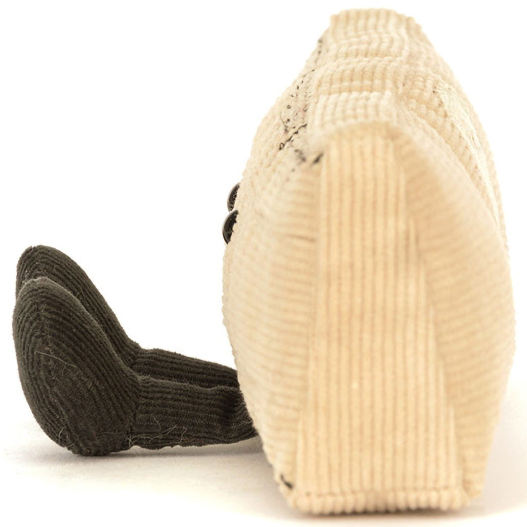 Zijaanzicht van de Jellycat pluchen knuffelliniaal, met de beige ribstof en een zwart voetje.