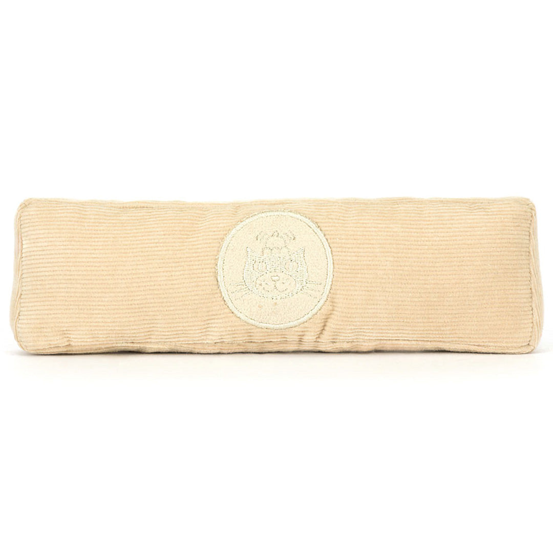 Achterkant van de Jellycat pluchen knuffelliniaal met een geborduurd rond logo.