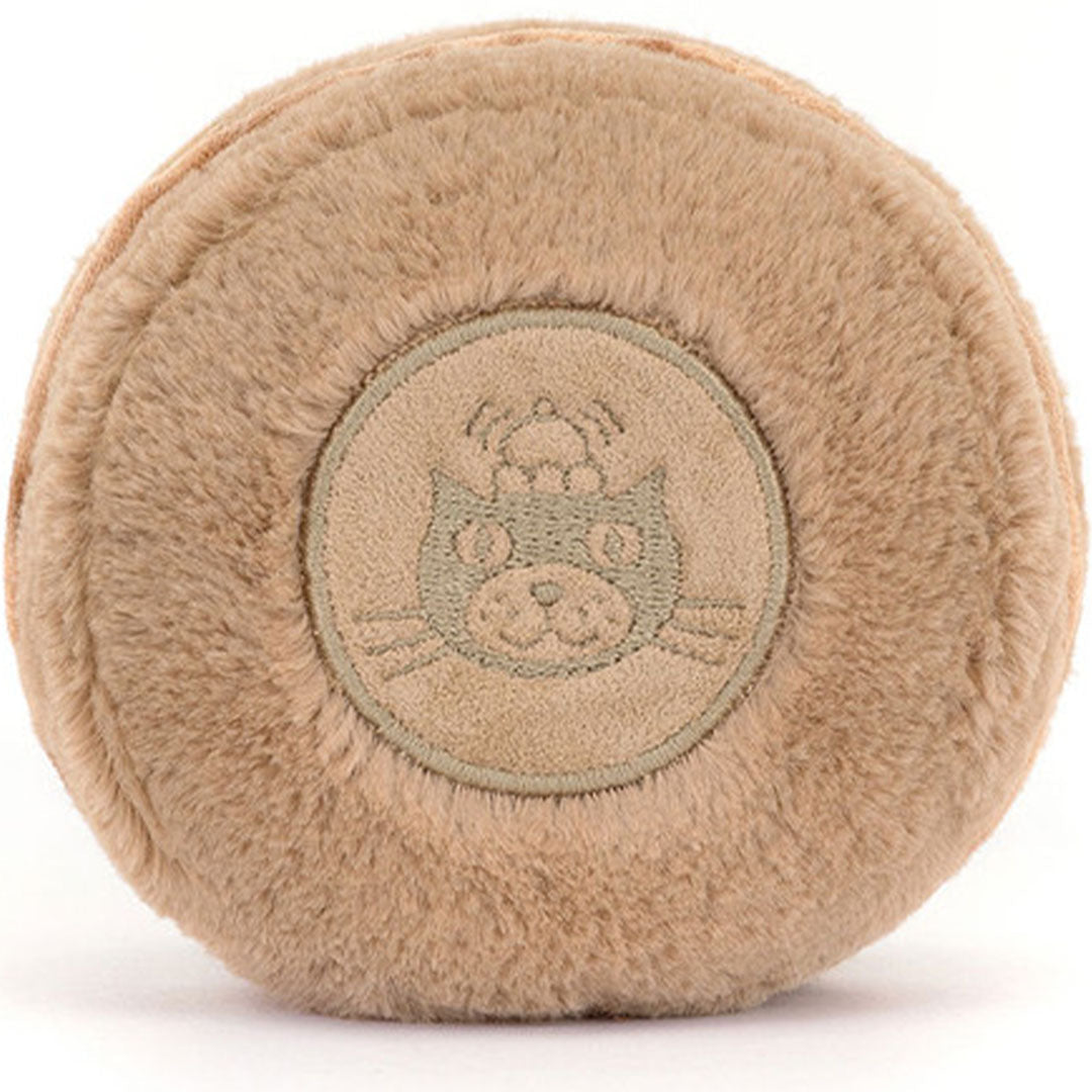 Achterkant van de Jellycat amuseables knuffelmacaron chocola met een geborduurd kattengezichtje.