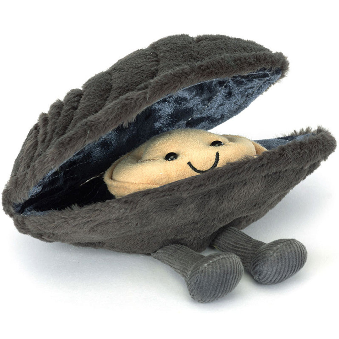 Jellycat knuffelmossel met een lachende beige parel en grijze voetjes.