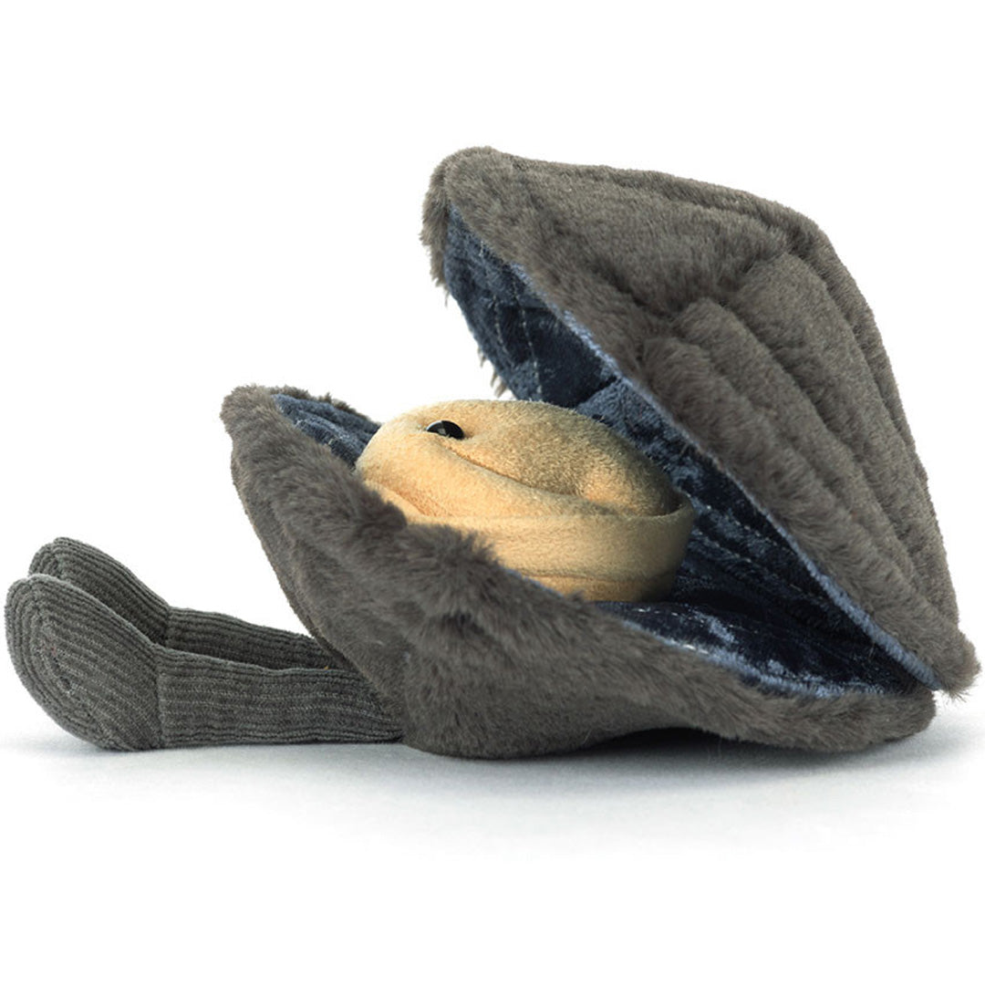 Jellycat knuffelmossel met open schelp en lachende parel, van de zijkant gezien.