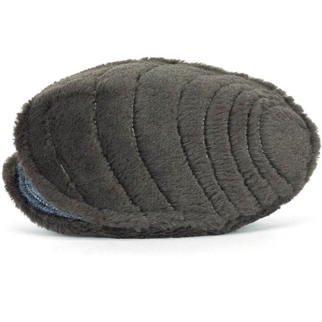 Jellycat knuffelmossel met gesloten grijze schelp, van bovenaf gezien.