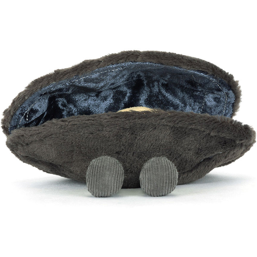 Jellycat knuffelmossel met open schelp en lachende parel, van voren gezien.
