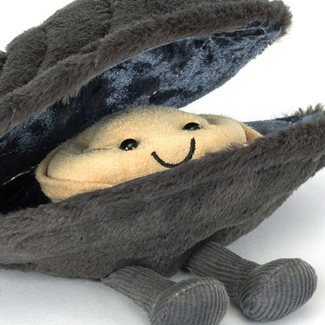 Detail van de lachende beige parel in de open Jellycat knuffelmossel.