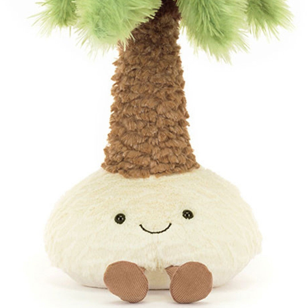 Detail van de Amuseables Pammie knuffelpalmboom met een geborduurd lachend gezichtje en bruine voetjes.