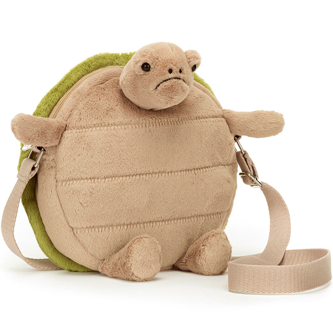 Jellycat kindertas in de vorm van een schildpad met beige lijf en groene schild, schuin van voren gezien.