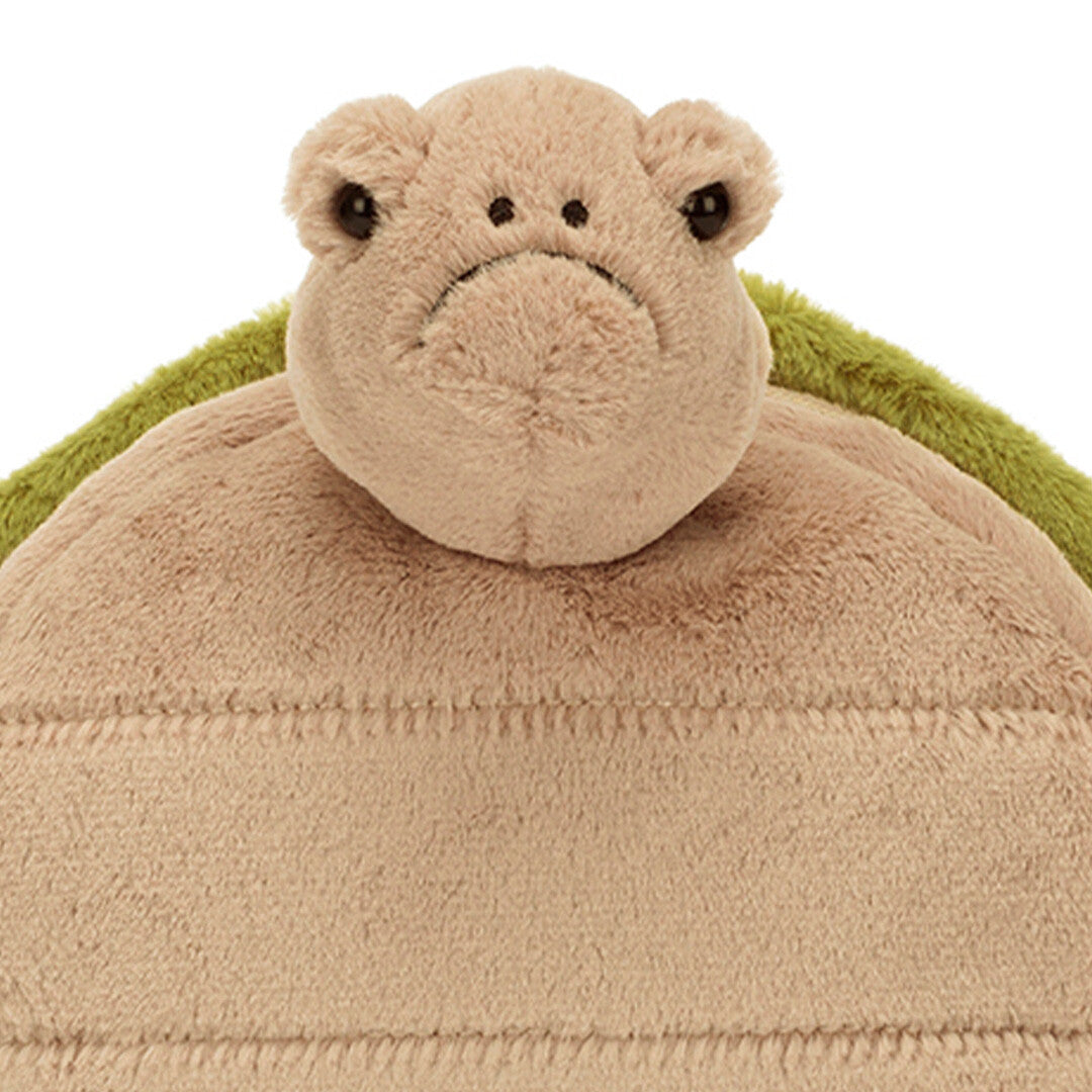 Close-up van de kop van de Jellycat schildpad kindertas met een nors gezichtje.