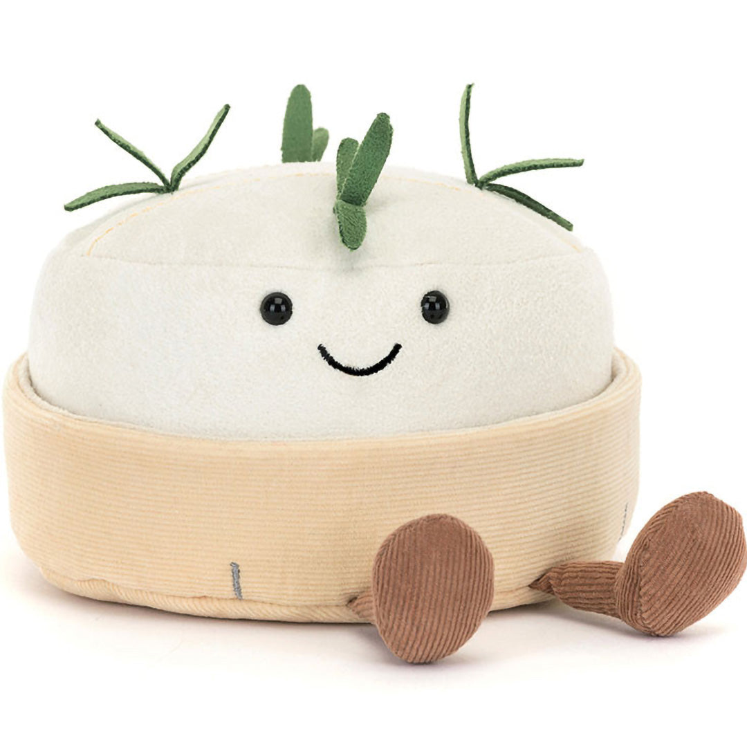 Jellycat Amuseables camembert pluchen speelgoed met een lachend gezicht en groene bieslook op de voorkant.