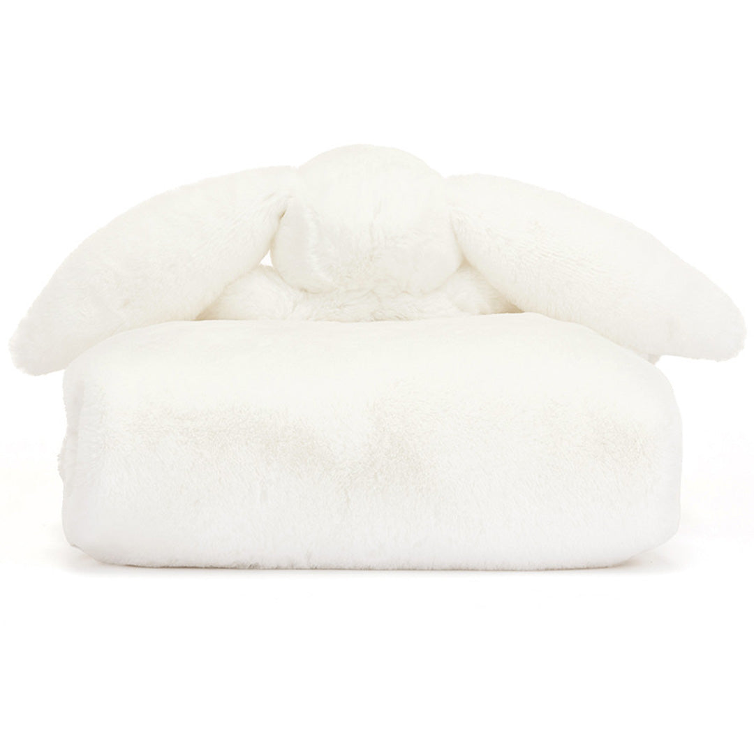 Achteraanzicht van het Jellycat knuffeldekentje bashful konijn, een wit pluchen konijnenhoofdje met armpjes bovenop een opgevouwen wit dekentje.