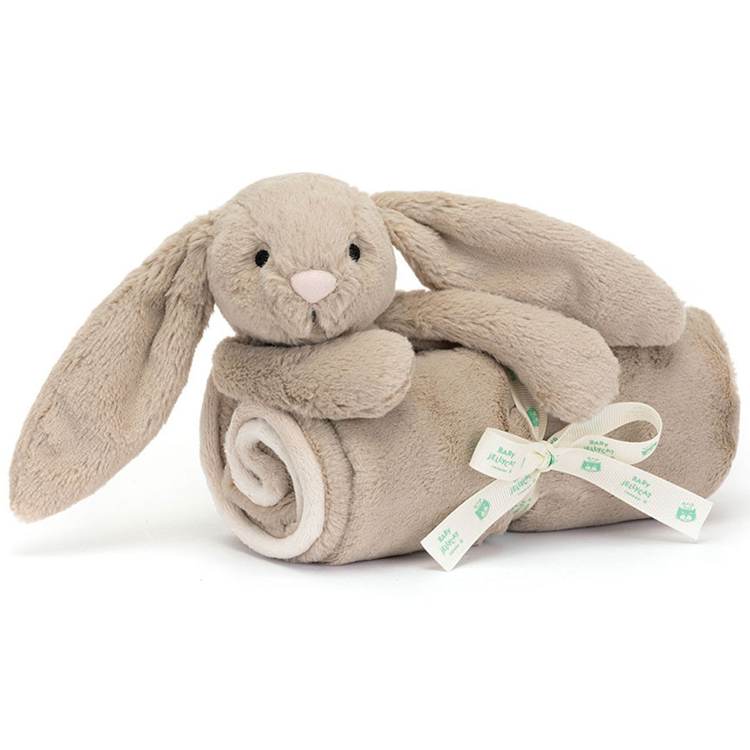 Jellycat knuffeldekentje met een beige pluchen konijn dat een opgerolde deken vasthoudt, vastgebonden met een lint.