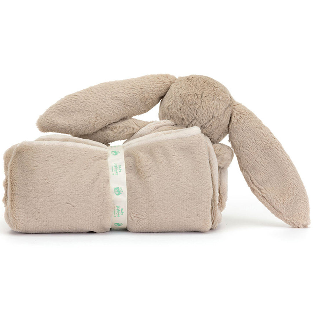 Achterkant van het opgerolde Jellycat knuffeldekentje met de lange oren van het beige konijn.