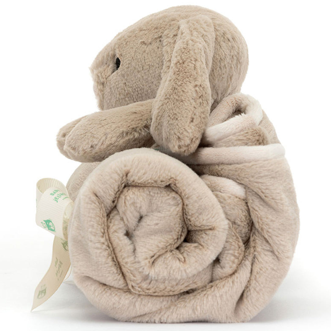 Zijaanzicht van het Jellycat knuffeldekentje met het beige pluchen konijn en de opgerolde deken.