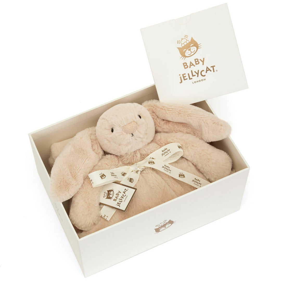 Jellycat knuffeldekentje in de vorm van een beige konijn in een open geschenkverpakking.