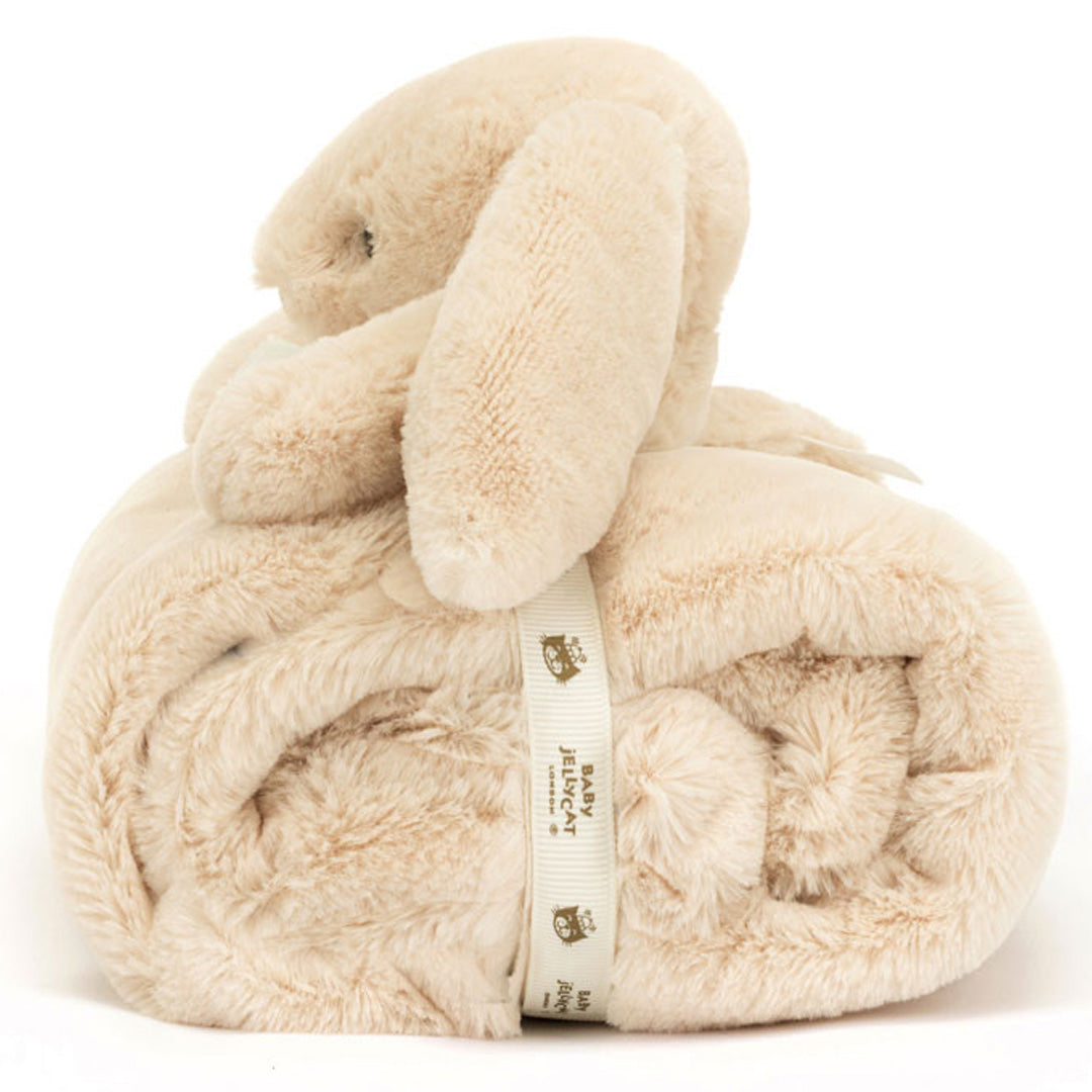 Jellycat knuffeldekentje in de vorm van een beige konijn, opgerold met het konijnenhoofdje bovenaan.