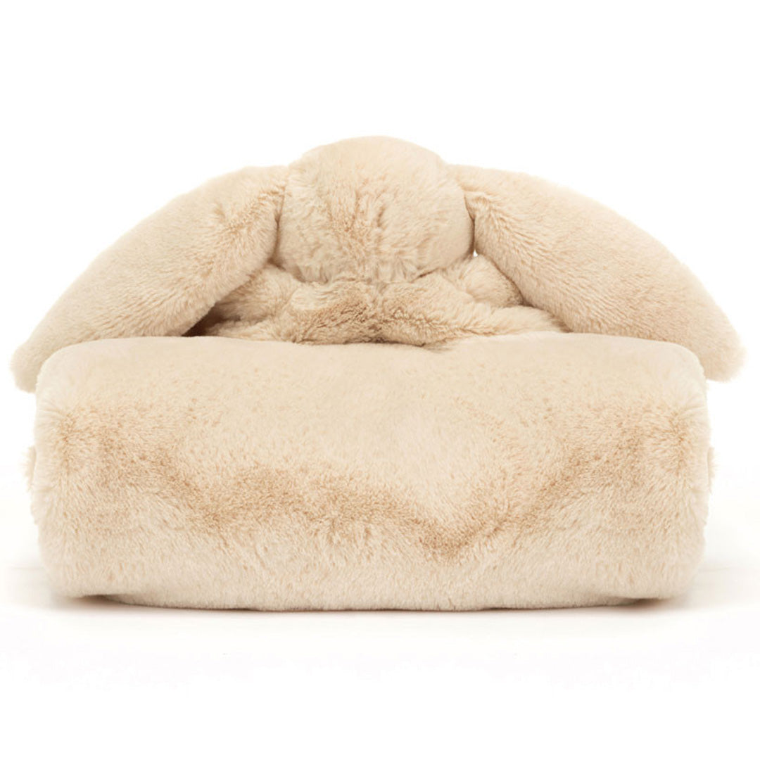 Achteraanzicht van het opgerolde Jellycat knuffeldekentje in de vorm van een beige konijn.