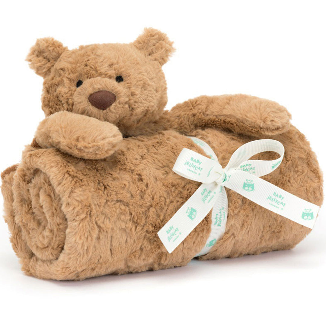 Jellycat knuffeldekentje met een bruine pluchen beer die bovenop een opgerolde deken ligt, vastgebonden met een wit lint.