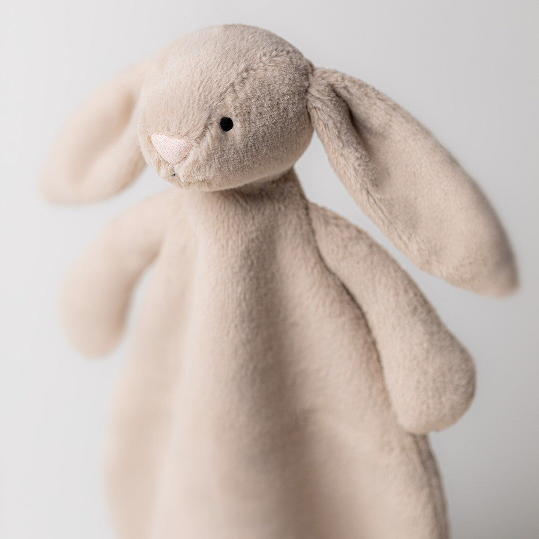 Detailopname van de kop en bovenkant van de Jellycat beige konijn knuffeldoek.