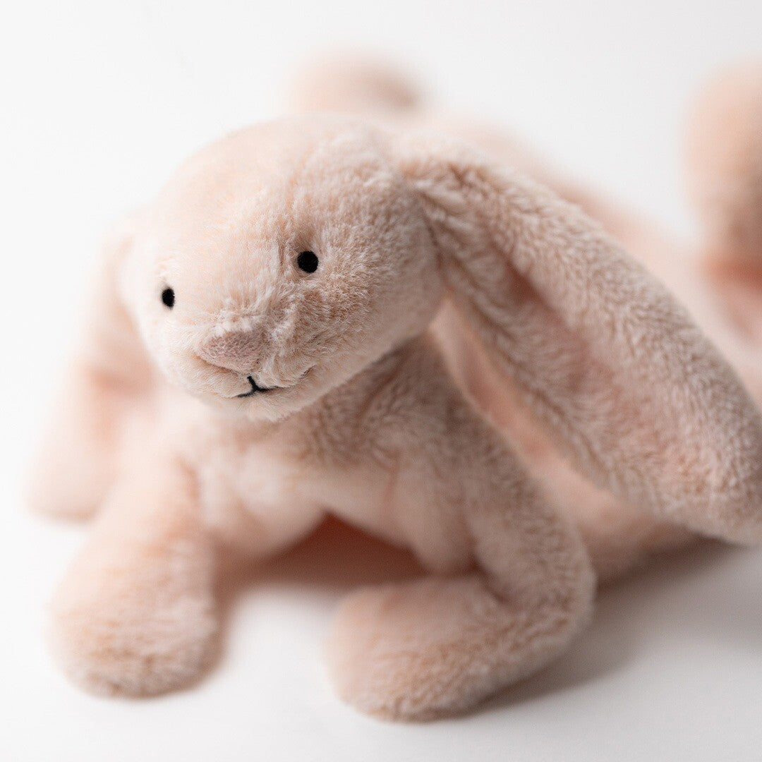 Detailopname van de kop van de roze Jellycat pluchen knuffeldoek konijn.