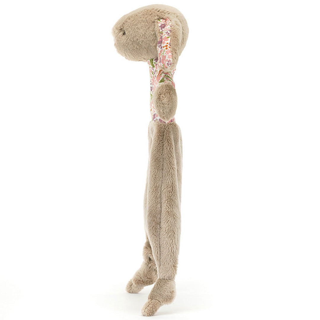 Zijaanzicht van de Jellycat pluchen knuffeldoek in de vorm van een beige konijn.
