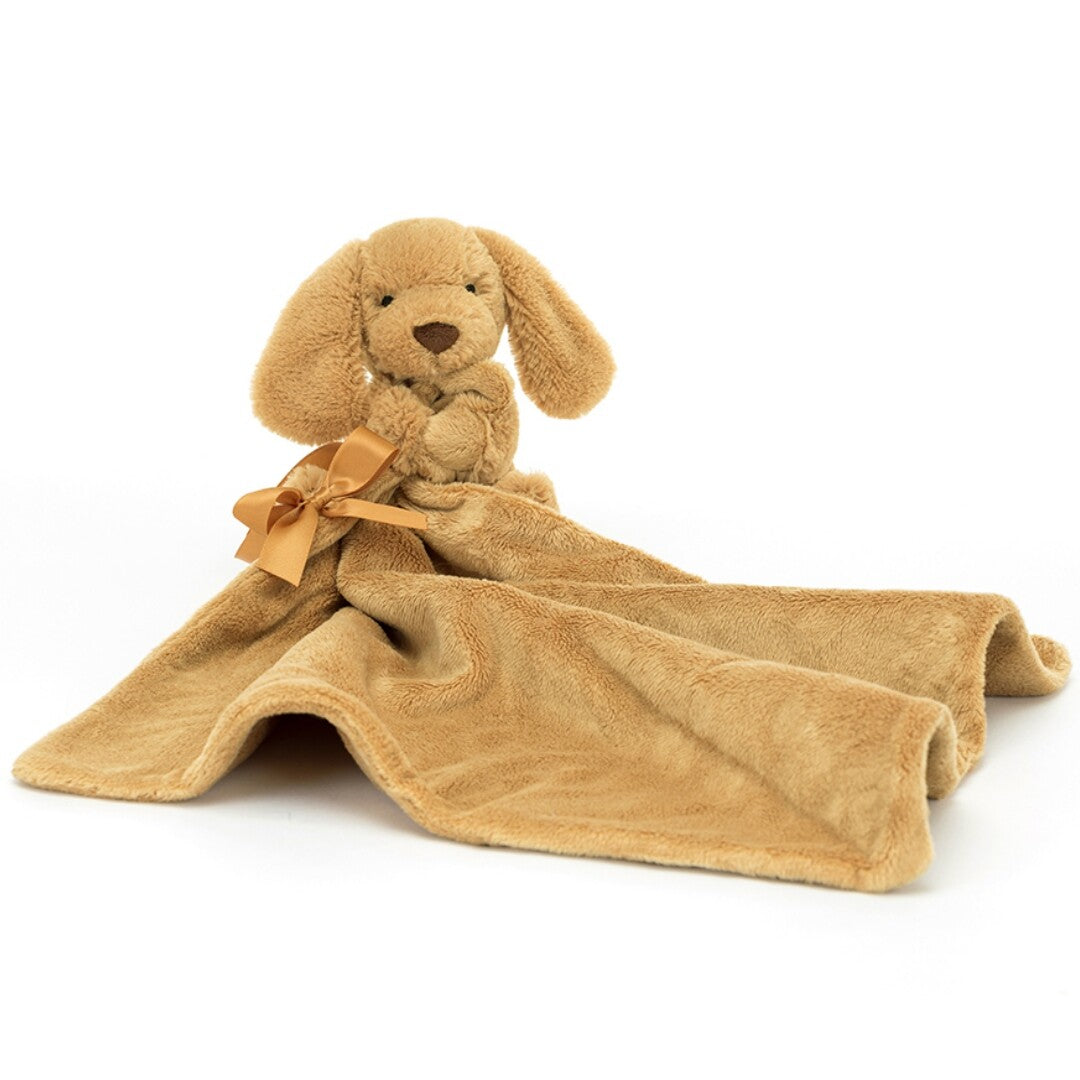 Jellycat knuffeldoek hond toffee, een bruine pluchen hond met een bijpassend dekentje en gouden lint.