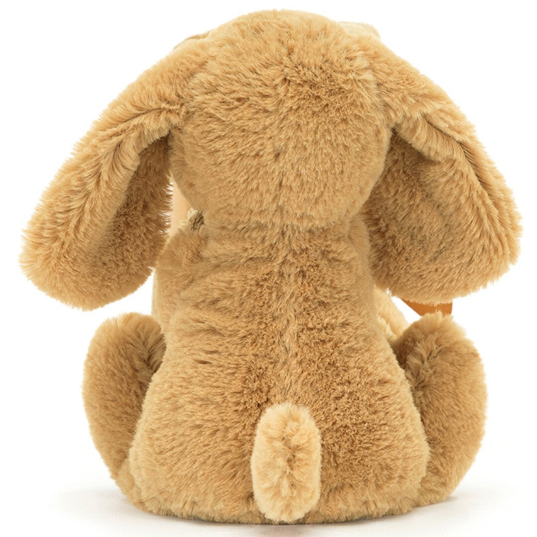 Achteraanzicht van de Jellycat knuffeldoek hond toffee, een zittende pluchen hond met een klein staartje.