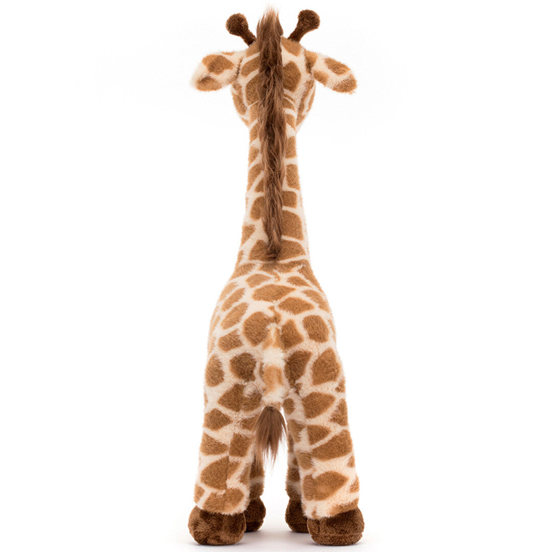 Jellycat knuffelgiraffe met beige en bruine vlekken, van de achterkant gefotografeerd.