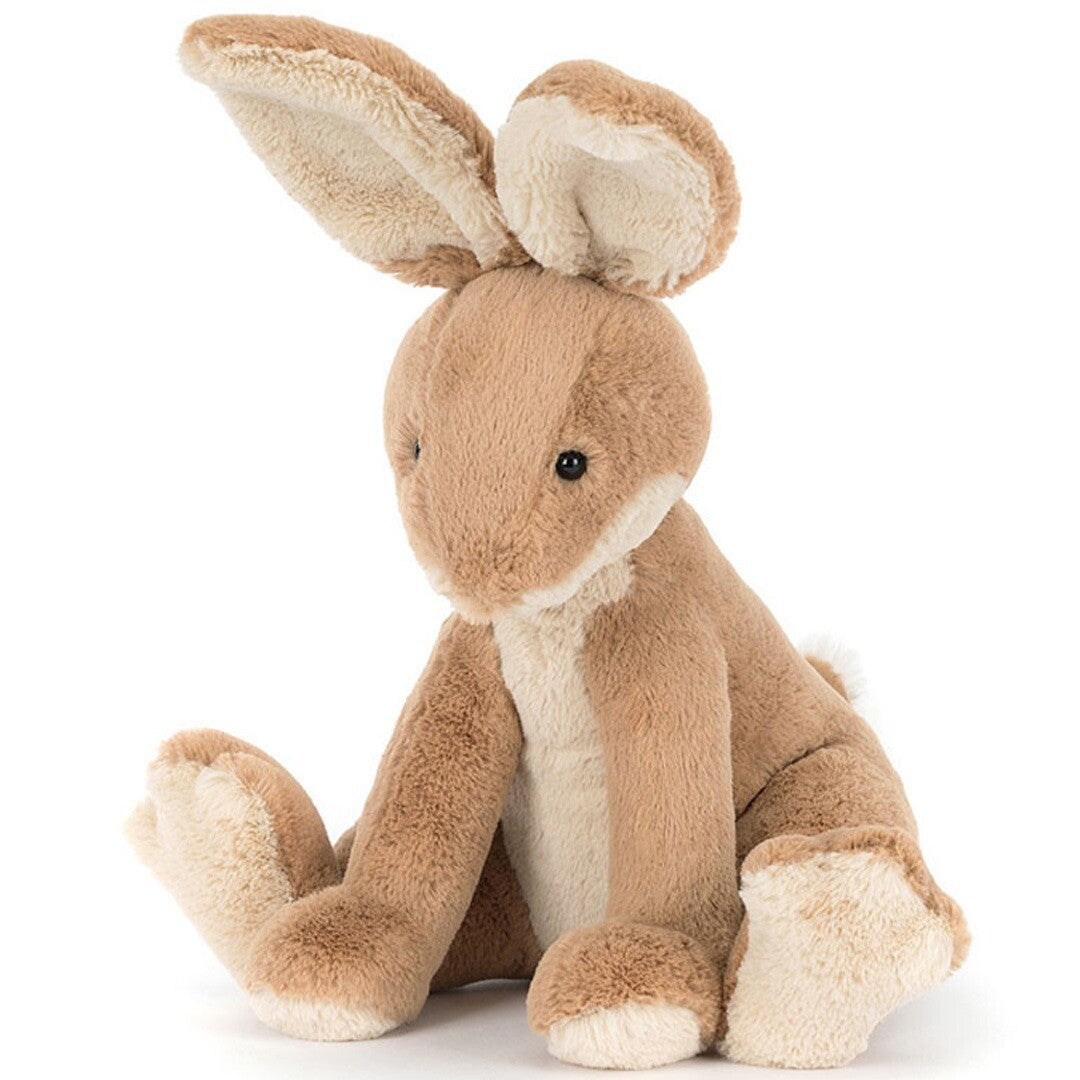 Jellycat pluchen haas in bruin, zittend en schuin gefotografeerd.