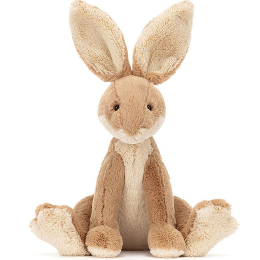 Jellycat pluchen haas in bruin, zittend en van voren gefotografeerd.