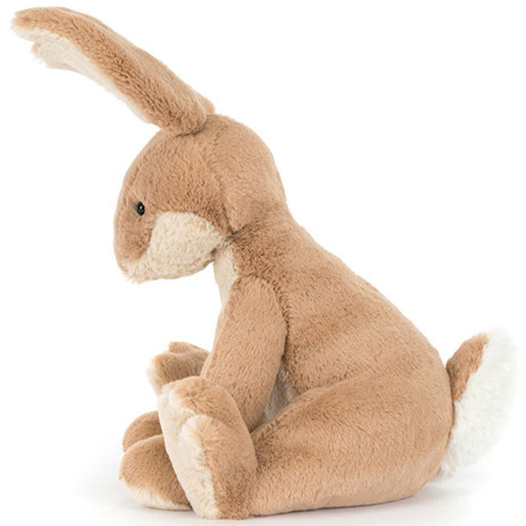 Jellycat pluchen haas in bruin, zittend en van de zijkant gefotografeerd met zicht op de staart.