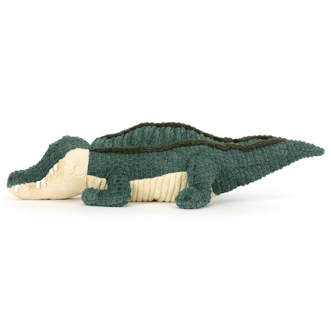 Jellycat pluchen krokodil Allexi, van de zijkant gezien, met lange staart en getextureerde rug.