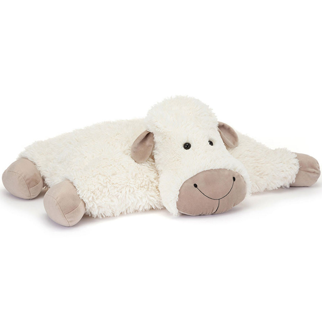 Jellycat pluchen schaap Truffles, liggend en van voren gezien.