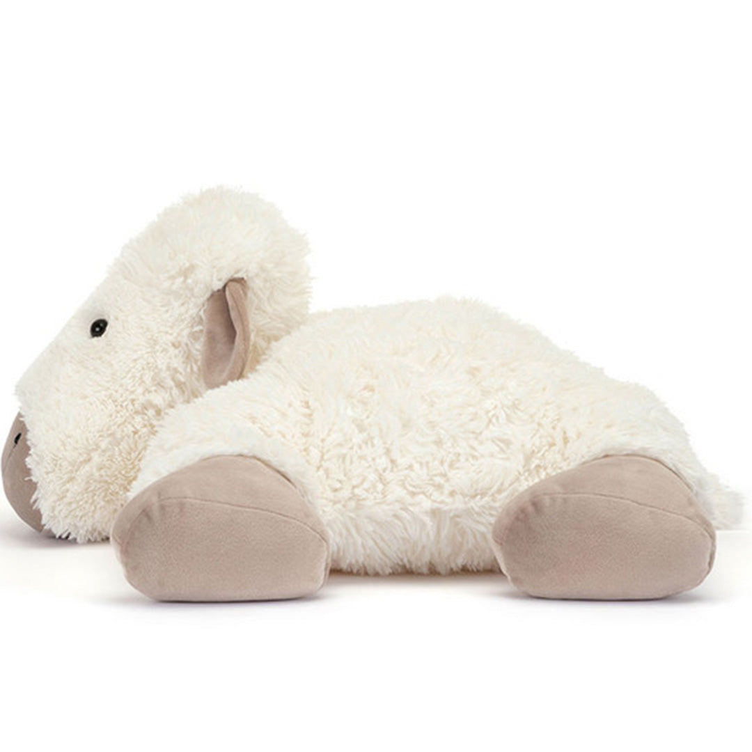 Jellycat pluchen schaap Truffles, liggend en van de zijkant gezien.