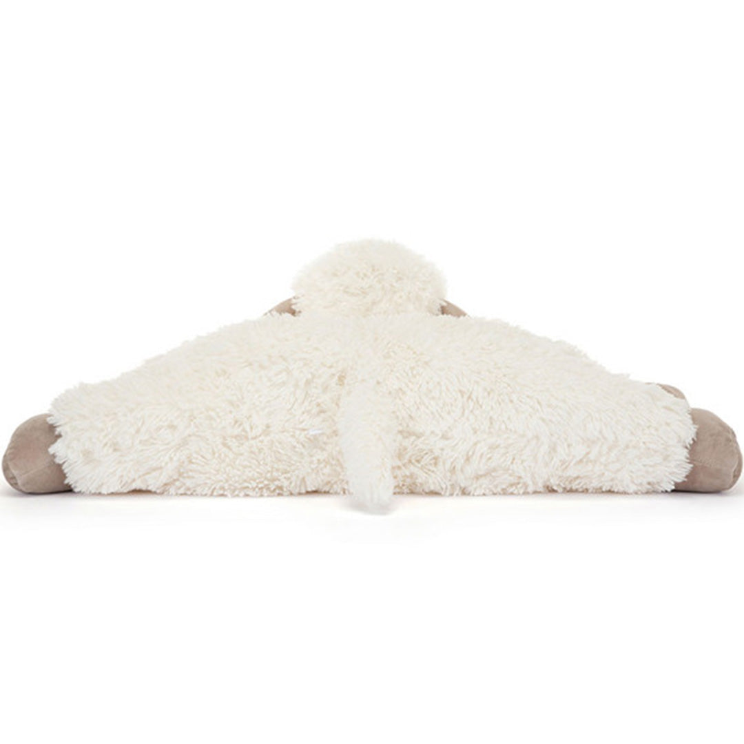 Jellycat pluchen schaap Truffles, liggend en van de achterkant gezien met staartje.