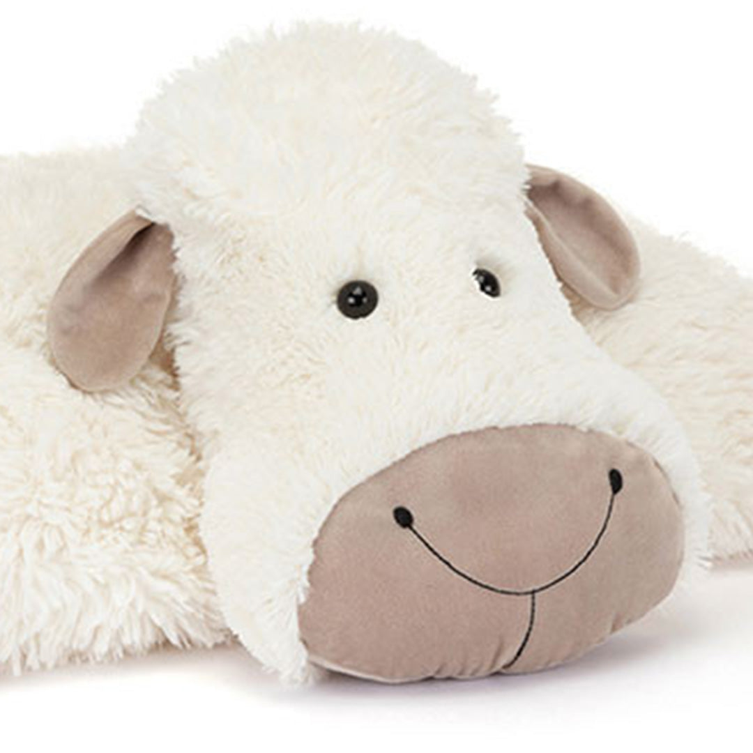 Detailopname van de kop van het Jellycat pluchen schaap Truffles met lachend gezicht.