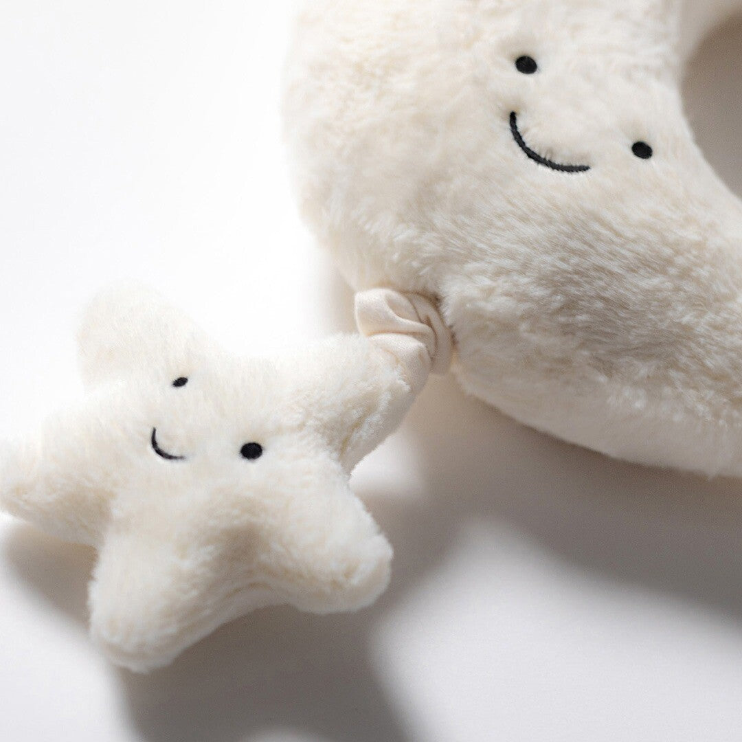 Detail van het Jellycat babyspeelgoed muziekdoosje, met de beige pluizige ster en de onderkant van de maan.