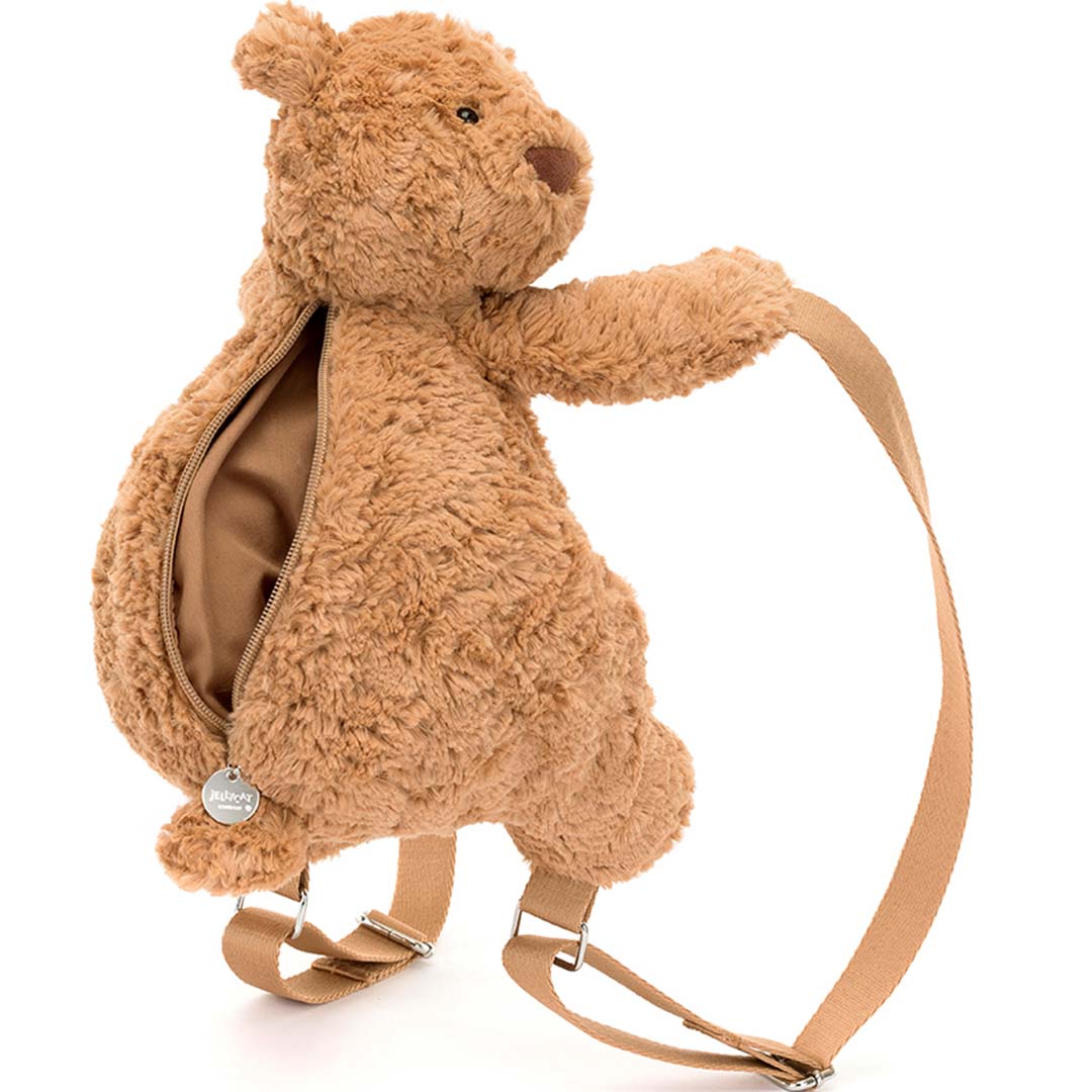 Jellycat peuterrugzak Bartholomew Bear, een bruine pluizige rugzak in de vorm van een beer, met de rits aan de zijkant open.