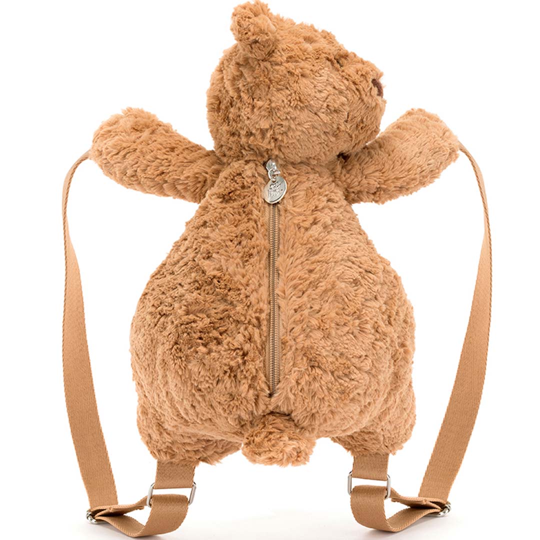 Jellycat peuterrugzak Bartholomew Bear, de achterkant van de bruine pluizige rugzak met een rits over de rug en schouderbanden.