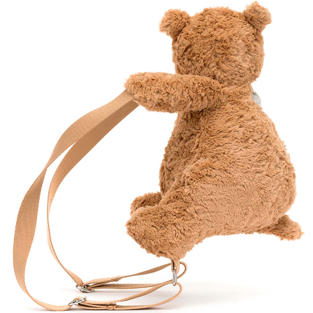 Jellycat peuterrugzak Bartholomew Bear, een bruine pluizige rugzak in de vorm van een beer, schuin van achteren gezien met gesloten rits.
