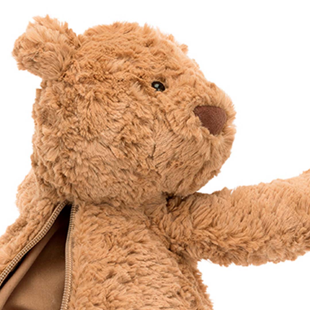 Detail van de kop en bovenkant van de Jellycat peuterrugzak Bartholomew Bear, een bruine pluizige beer met een open rits aan de zijkant.