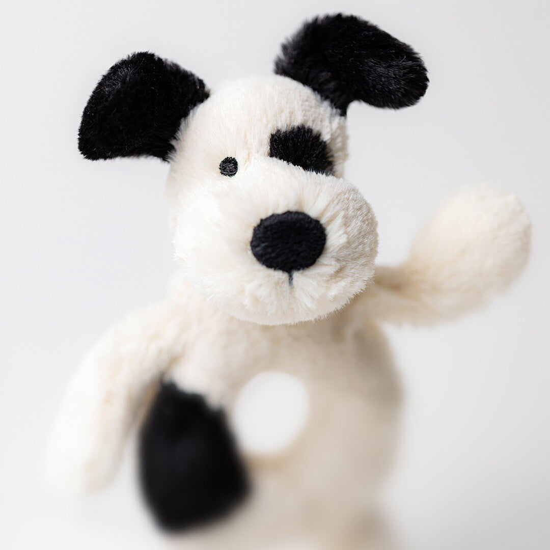 Detailopname van de kop van de Jellycat puppy rammelaar, schuin van voren.