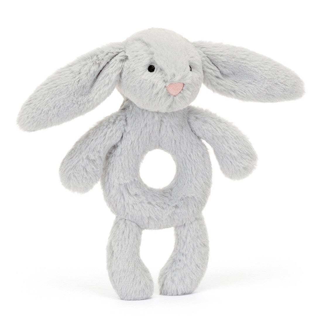 Jellycat grijze pluche konijn rammelaar met roze neus, van voren gezien.