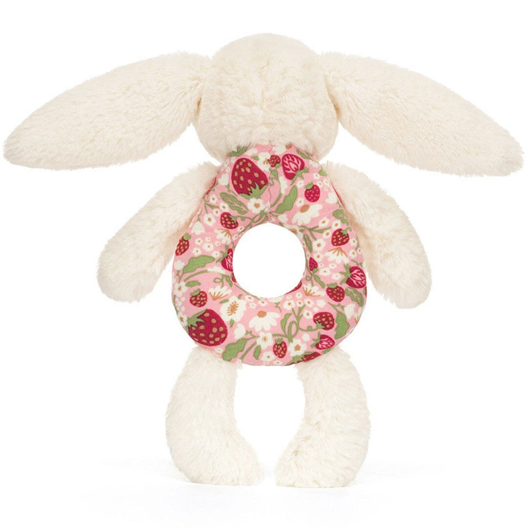 Achteraanzicht van de Jellycat babyspeelgoed rammelaar, een crème konijn met roze bloemen- en aardbeienpatroon.