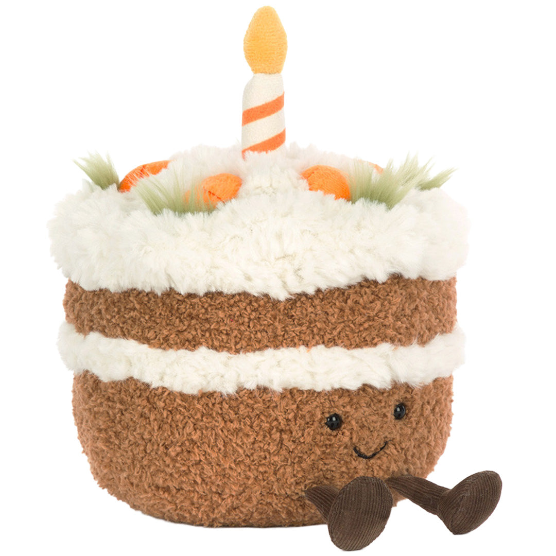 Jellycat knuffel in de vorm van een vrolijke worteltaart met een kaarsje en kleine voetjes.