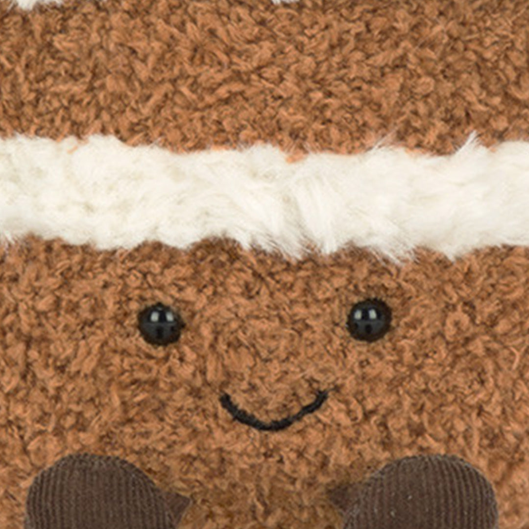 Detailfoto van het lachende gezichtje van de knuffelworteltaart.