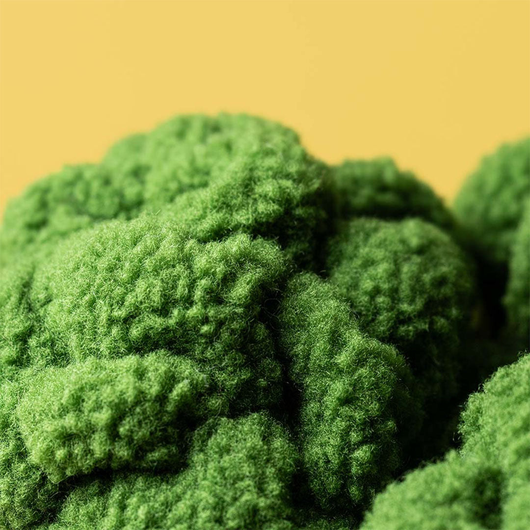 Detailfoto van de groene, pluizige textuur van de broccoli knuffel.