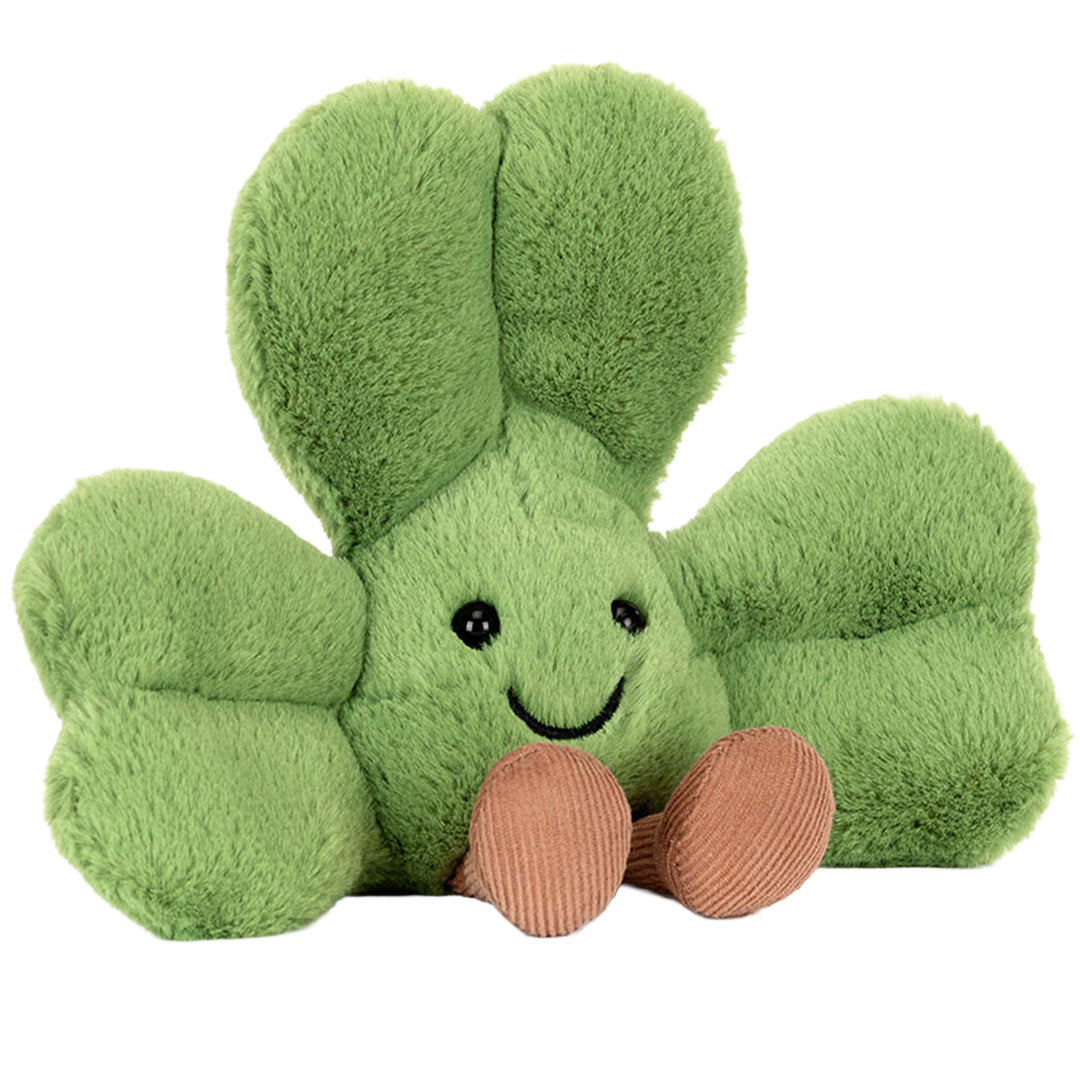 Jellycat pluchen klavertje met een lachend gezicht en bruine voetjes, zittend.