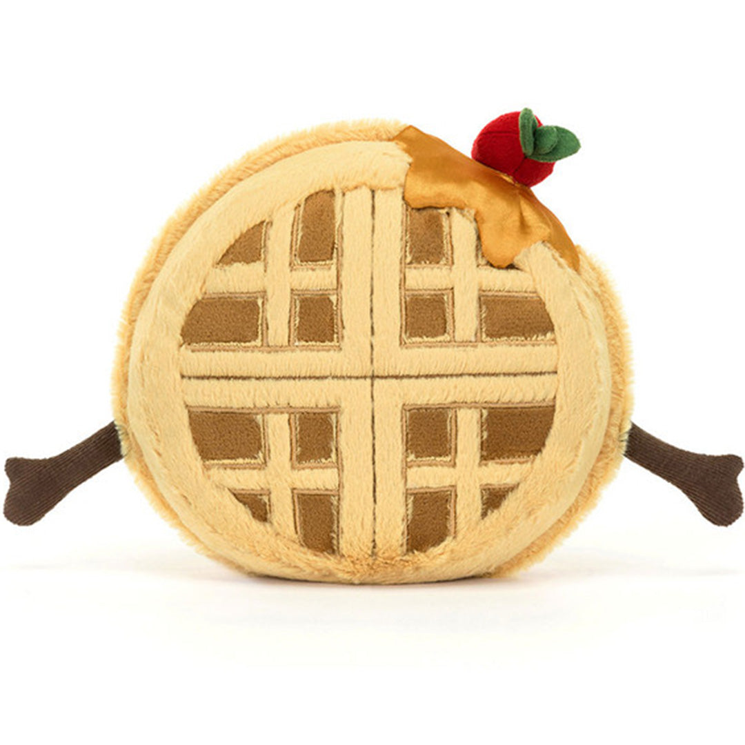 Jellycat amuseables knuffelwafel Rene met een vrolijk gezicht en een aardbei op de bovenkant, van voren gezien.