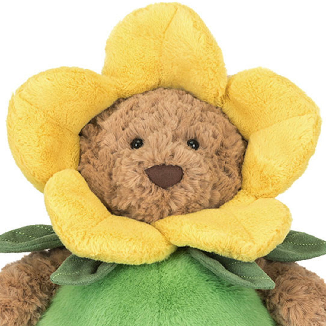 Detailopname van de voorkant van de pluchen knuffelbeer Bartholomew in narcispak.